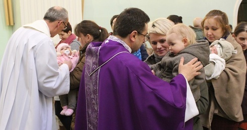 W czasie rekolekcji księża udzielali indywidualnego błogosławieństrwa mamom i ich dzieciom