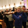 Młodzi z parafii św. Józefa na Złotych Łanach jako pierwsi poniesci znaki ŚDM w Drodze Krzyżowej ulicami Bielska-Białej