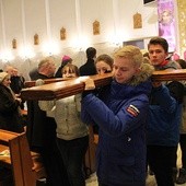 Młodzi z parafii św. Józefa na Złotych Łanach jako pierwsi poniesci znaki ŚDM w Drodze Krzyżowej ulicami Bielska-Białej