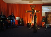 Twórcy Projektu "Uwielbienie" zadbali o piękny wystrój sali na czas modlitwy