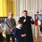 Po raz szósty ZSSO zorganizował papieski turniej wiedzy. Na zdjęciu trójka laureatów w trzech kategoriach wiekowych