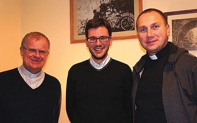  Père Bertrand Monnard (z lewej) i Mickael Giraud (w środku) zatrzymali się u ks. Rafał Babickiego, w parafii Niepokalanego Serca NMP w Skierniewicach. Tu też spędzą Tydzień Misyjny