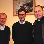  Père Bertrand Monnard (z lewej) i Mickael Giraud (w środku) zatrzymali się u ks. Rafał Babickiego, w parafii Niepokalanego Serca NMP w Skierniewicach. Tu też spędzą Tydzień Misyjny