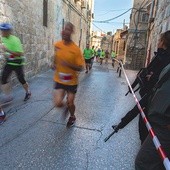  13.03.2015, Jerozolima. Uczestnicy piątego jerozolimskiego maratonu mijają patrol izraelskiej policji. Wzięło w nim udział 25 tysięcy ludzi z 60 krajów. 