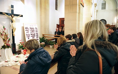 Pielgrzymi przed grobem zamordowanych w kościele klasztornym w Širokim Brijegu