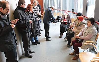 Obrońcy życia modlili się przed salą rozpraw Sądu Okręgowego w Rzeszowie. Sprawa toczyła się z wyłączeniem jawności i ani dziennikarze, ani publiczność nie zostali wpuszczeni do sali