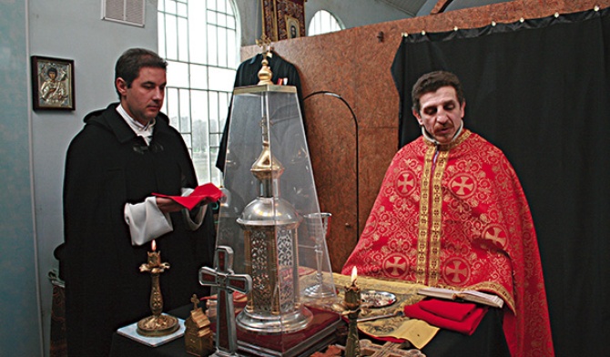 Proboszczowie z Mariupola:  ojciec Leonard Aduszkiewicz OSPPE i ks. Lubomyr Kaszczyj podczas prawosławnej liturgii 