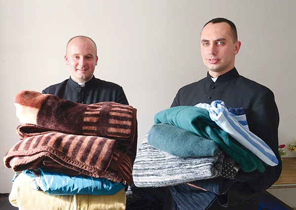 Alumni Hubert Mróz (po lewej) i Michał Ulaski z częścią darów zebranych w seminarium dla potrzebujących na Ukrainie