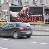 Billboardy przy starym dworcu PKS i przy al. Jachowicza w Płocku. Reklama SLD w lewym górnym rogu