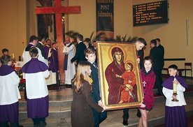 Pożegnanie znaków ŚDM w kościele św. Barbary w Czechowicach-Dziedzicach 