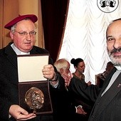  Ks. H. Zątek z ks. Tadeuszem Isakowiczem-Zaleskim tuż po wręczeniu medalu...