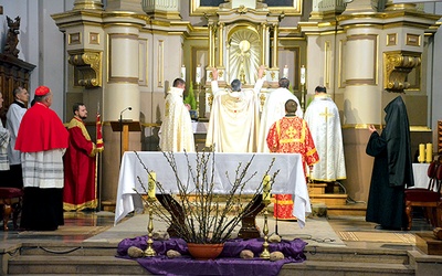  Podczas Mszy św., zgodnie z obrządkiem ormiańsko-katolickim, księża zwróceni byli tyłem do wiernych