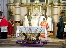  Podczas Mszy św., zgodnie z obrządkiem ormiańsko-katolickim, księża zwróceni byli tyłem do wiernych