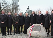  Uczestnicy obchodów odsłonili pamiątkową tablicą, która znajduje się obok dębu pamięci