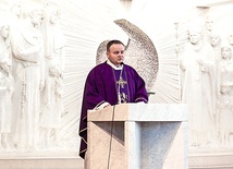  Proboszcz parafii o. Tymoteusz Olsiński OFM zachęcał, by w domu każdej rodziny  znalazła się pamiątka tej uroczystości