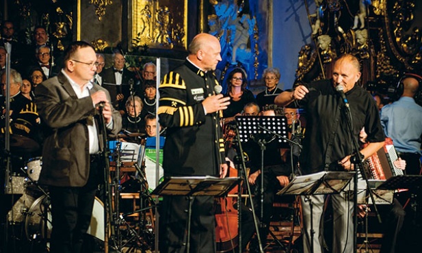   Autorzy od lewej: Jan Drechsler, Marek Klementowski i Michał Malicki po wykonaniu oratorium „Jan Paweł II” na Jasnej Górze w lipcu ub. roku