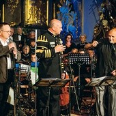   Autorzy od lewej: Jan Drechsler, Marek Klementowski i Michał Malicki po wykonaniu oratorium „Jan Paweł II” na Jasnej Górze w lipcu ub. roku