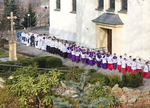 Tylko część potężnej grupy ministrantów z parafii  św. Anny w Świerklanach 