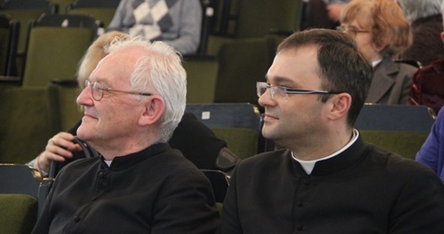 Gościem i prelegentem spotkania był ks. prof. dr hab. Andrzej Szostek MIC (z lewej). Obok ks. Wojciech Wojtyła