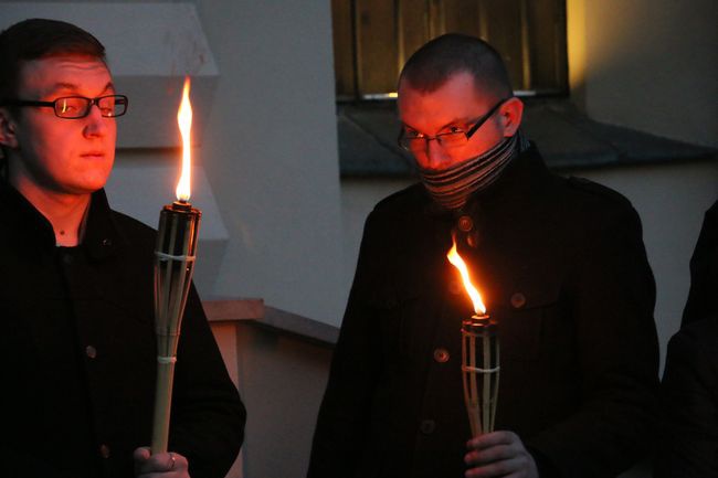 Studenci za krzyżem