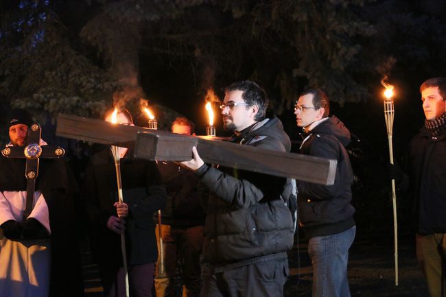 Studenci za krzyżem