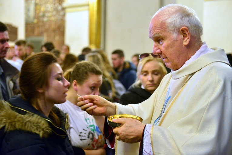 Maturzyści - Msza św. w kaplicy