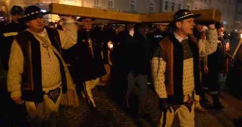 Z krzyżem przez miasto