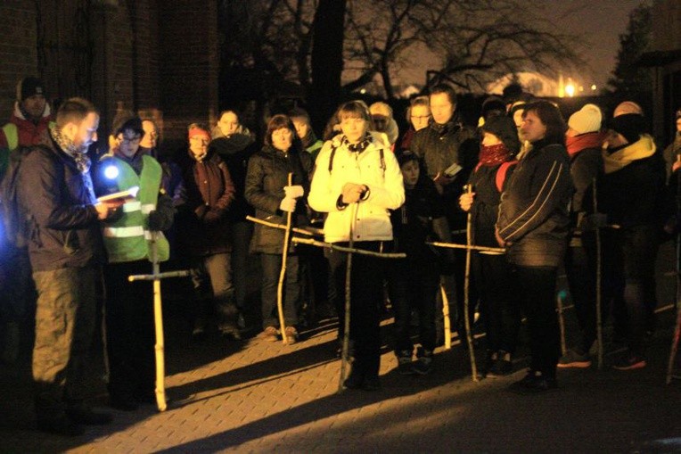 53 śmiałków na Nocnej Drodze Krzyżowej