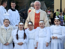 Figurę św. Michała Archanioła witały dziewczynki w specjalnych strojach. Za dziewczynkami ks. proboszcz Jan Panek