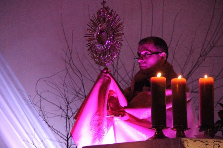 "Spojrzał na niego z miłością"