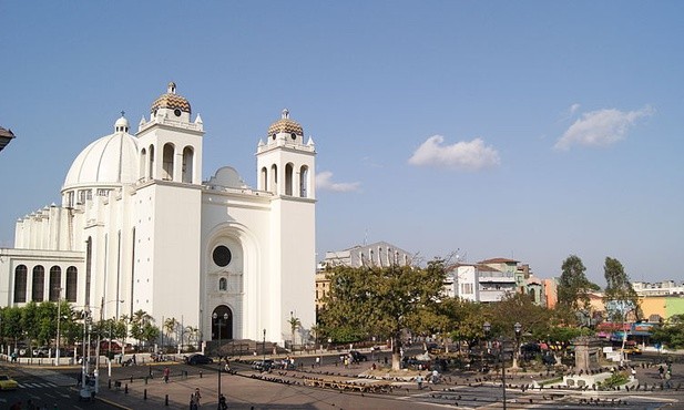 Salwador: tysiące wiernych na pielgrzymce światła