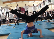Dużym zainteresowaniem cieszył się pokaz gimnastyczny uczniów pijarskich szkół