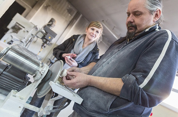 Pan Bogdan pracuje w ślusarni. Pod nadzorem Anity Gomeli powstają tu wyroby na zamówienie koncernu Coca-Cola