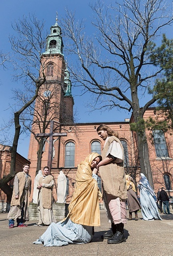 Jezus (Bartłomiej Drobczyk) spotyka Matkę (Magdalena Ślęzak) 