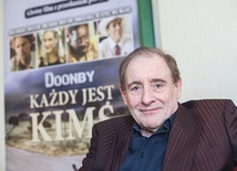 Peter Mackenzie, reżyser, scenarzysta, autor i producent filmów reklamowych, realizowanych na całym świecie. Nakręcił do tej pory dwa filmy pełnometrażowe „Handlarze wojny” (1989) „Misja Manila” (1990) 