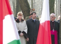  Prezydent Węgier z małżonką oraz abp Wiktor Skworc na miejscu pochówku 29 żołnierzy węgierskich, zamordowanych przez Sowietów w 1945 roku 