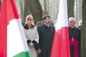  Prezydent Węgier z małżonką oraz abp Wiktor Skworc na miejscu pochówku 29 żołnierzy węgierskich, zamordowanych przez Sowietów w 1945 roku 