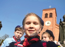  Młode harcerki przed sanktuarium w Mąkolicach
