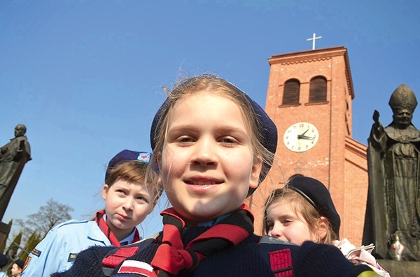  Młode harcerki przed sanktuarium w Mąkolicach