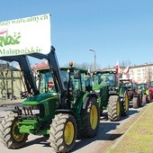  Kolumna ciągników rolniczych przejechała przez Tarnów, startując z dawnej „kapłanówki”