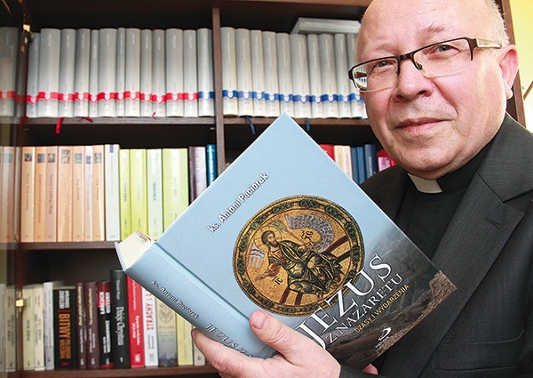  Ksiądz prof. Antoni Paciorek ze swoją nową książką