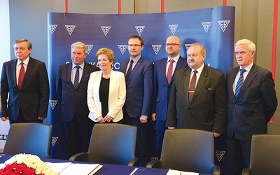  Sygnatariusze porozumienia (od lewej): Dariusz Antosik, Edward Mirosz, Irena Rdzanek, Tomasz Nita, Marcin Zieliński, Edward Migal i Andrzej Arczewski