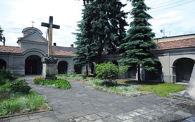  Klasztorne krużganki. W ich wnękach znajdują się stacje drogi krzyżowej