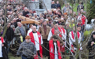 2500 osób uczestniczyło w nabożeństwie pasyjnym w Rokitnie w 2014 r.