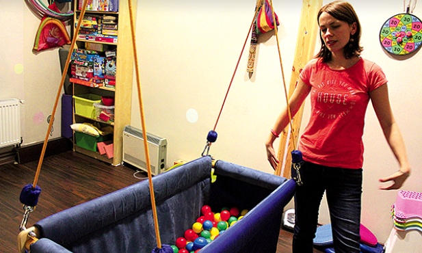 Sylwia Gątarek, prowadząca gabinet terapeutyczny Amicis Puer, pokazuje, jak trzeba ćwiczyć z dziećmi, które mają zaburzony odbiór świata