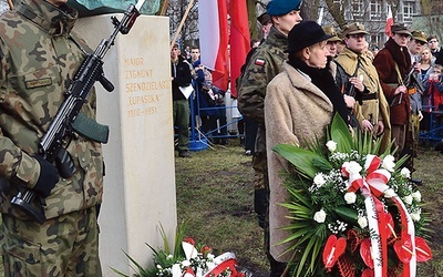 Grażyna Nowak (z d. Szendzielarz) przy pomniku „Łupaszki” w Krakowie