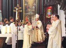 Powyżej: Uroczystej Eucharystii przewodniczył metropolita