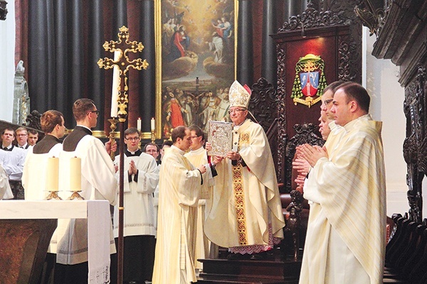 Powyżej: Uroczystej Eucharystii przewodniczył metropolita