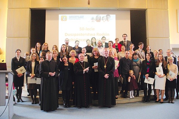 Uczestnicy obchodów razem z abp. Sławojem Leszkiem Głódziem, bp. Wiesławem Szlachetką oraz ks. Krzysztofem Homoncikiem, duszpasterzem rodzin