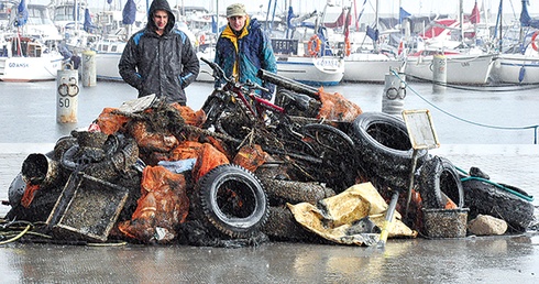  Co roku nurkowie wydobywają stertę śmieci z dna mariny w Gdyni